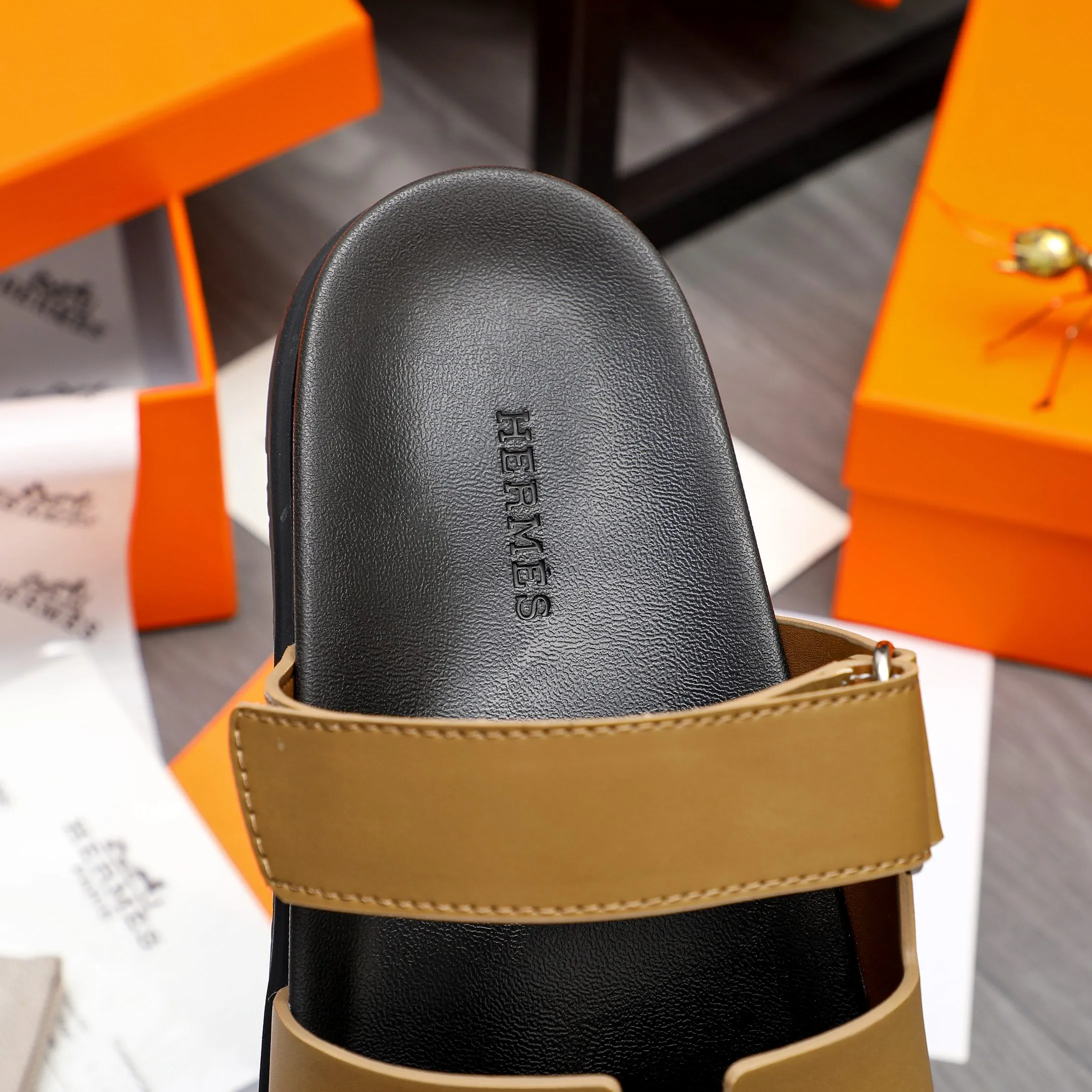 Men's shoes 💰340 Product trademark: Hermes "Hermes" Couple's slippers Regular size: 36-46 Product materials: Selected high-quality cowhide upper, microfiber lining, original outsole